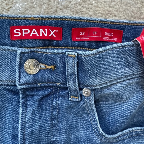 NWT-SPANX Auth Wife Leg Jeans-XS/TP ( fits 2-6) -Wilmington Wash - Picture 3 of 7